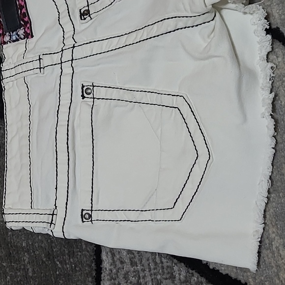 BUCKLE DAYTRIP CAPRICORN EMBROIDERED DENIM JEAN SHORTS - Picture 8 of 10